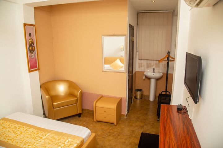 Room 8 of 11