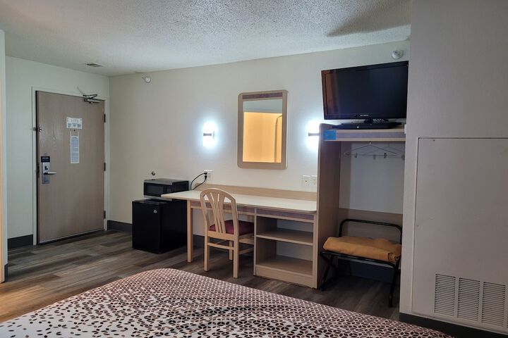 1 Queen Bed (16 of 19)
