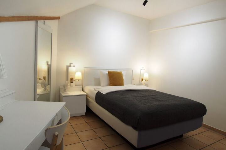 Room 81 of 136