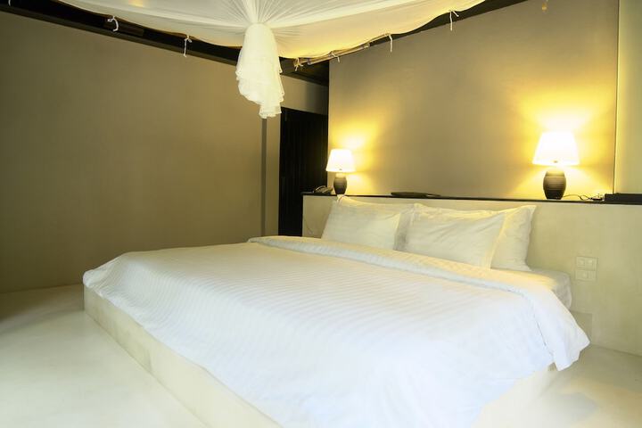 Room 8 of 128