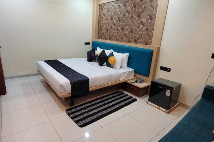 Room 7 of 9