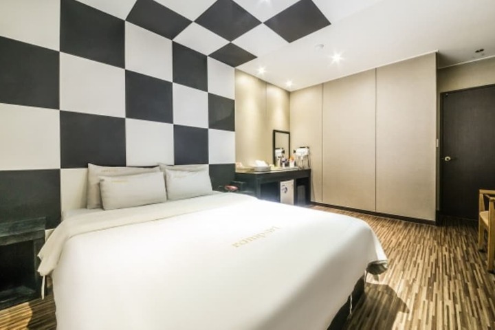 Room 16 of 39