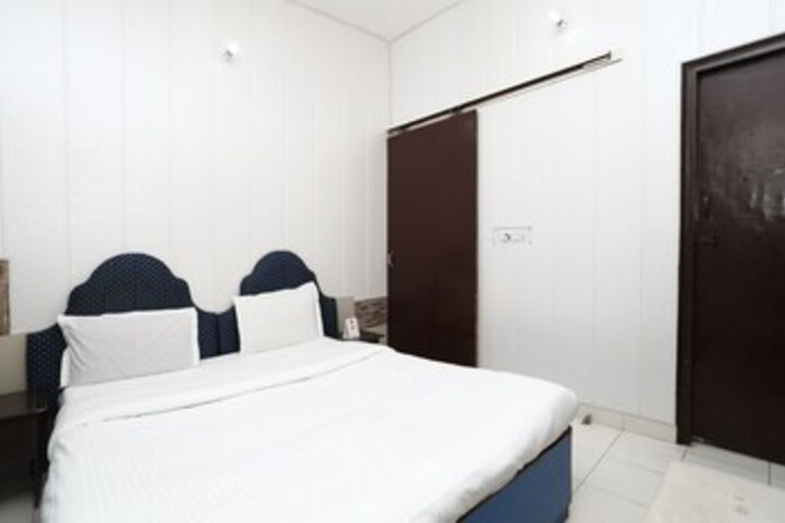 Room 11 of 25