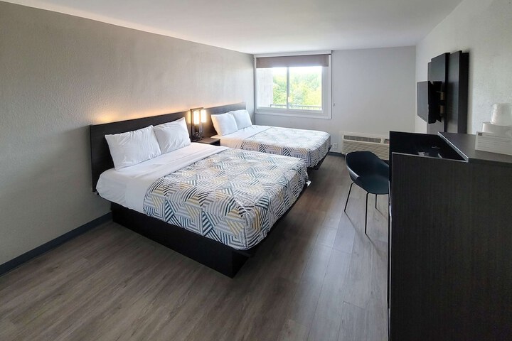 2 Queen Beds (7 of 12)