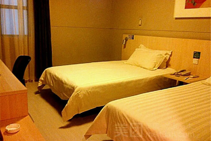 Room 2 of 6
