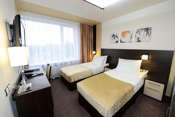 Room 5 of 93