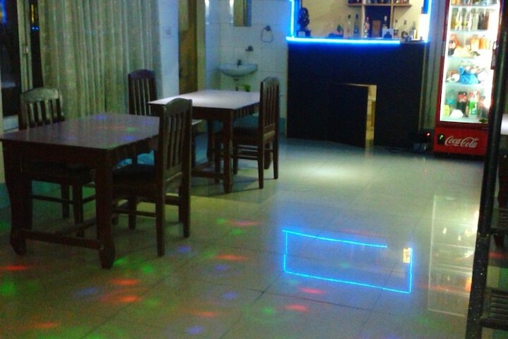 Lounge 13 of 15