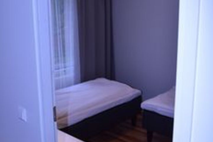 Room 6 of 12