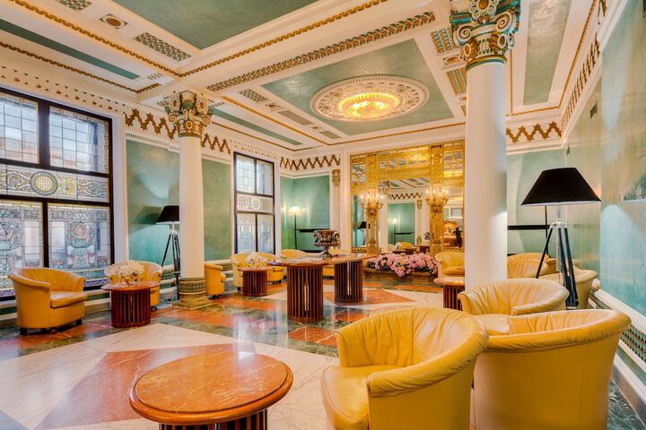Entrance & Lobby