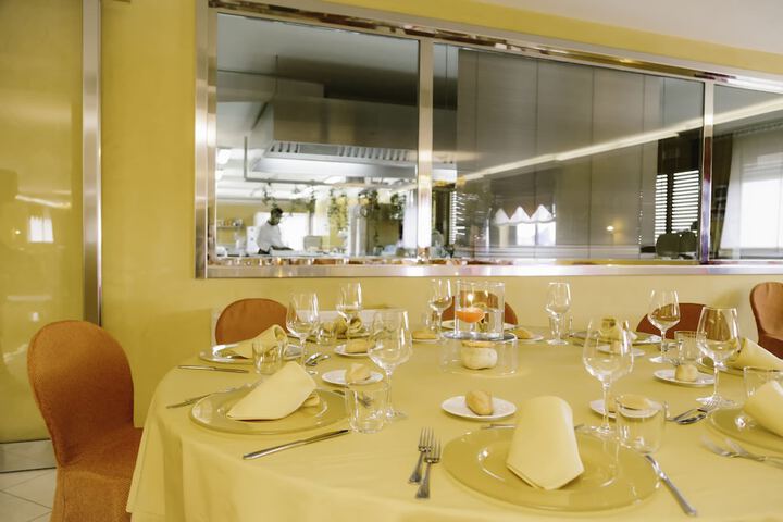 Dining 40 of 77