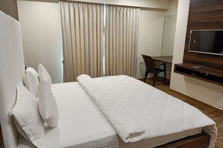 Room 4 of 17