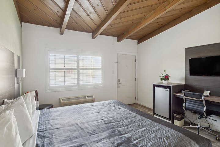 Standard | King Bed (1 of 10)