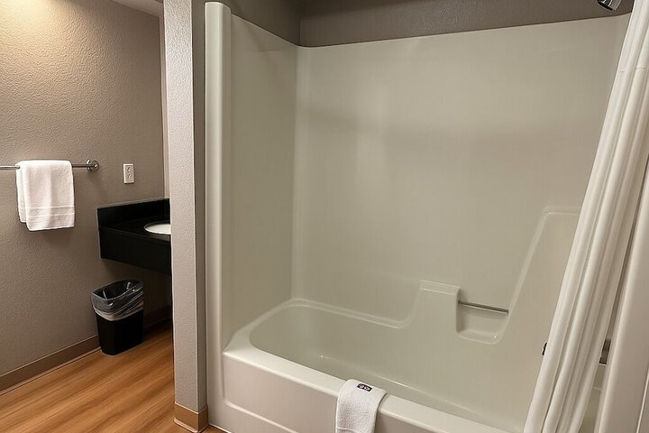 1 Queen Bed Micfridge (12 of 21)