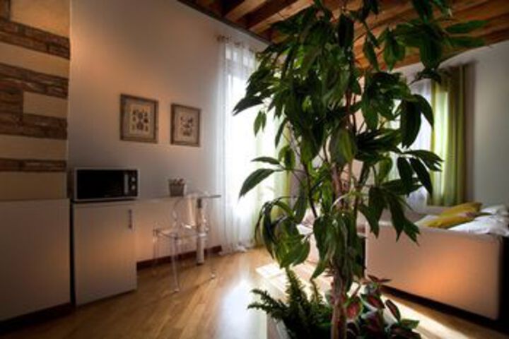 Room 10 of 14