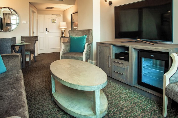 Lounge 40 of 57