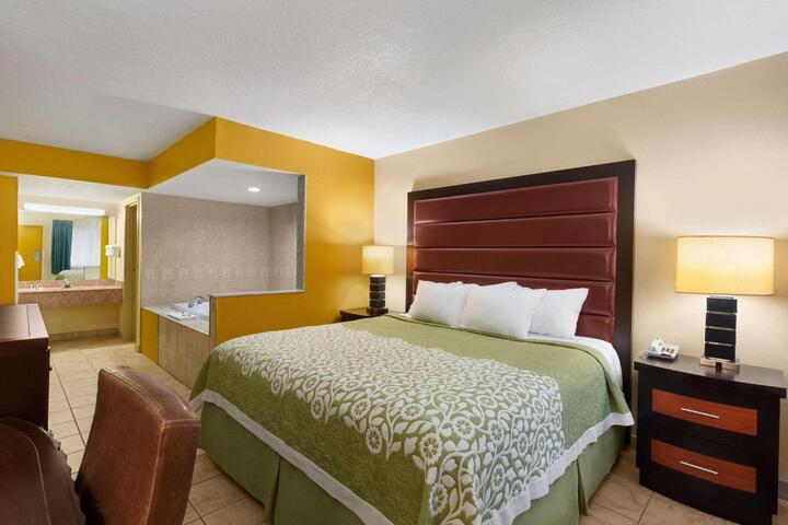 1 King Bed (4 of 6)