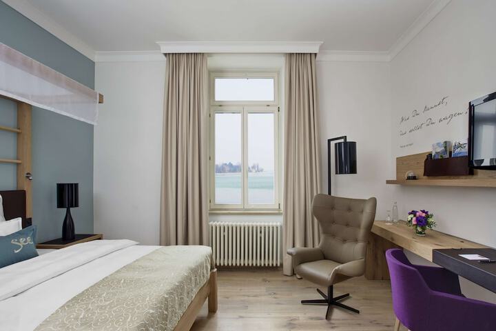 Room 10 of 76