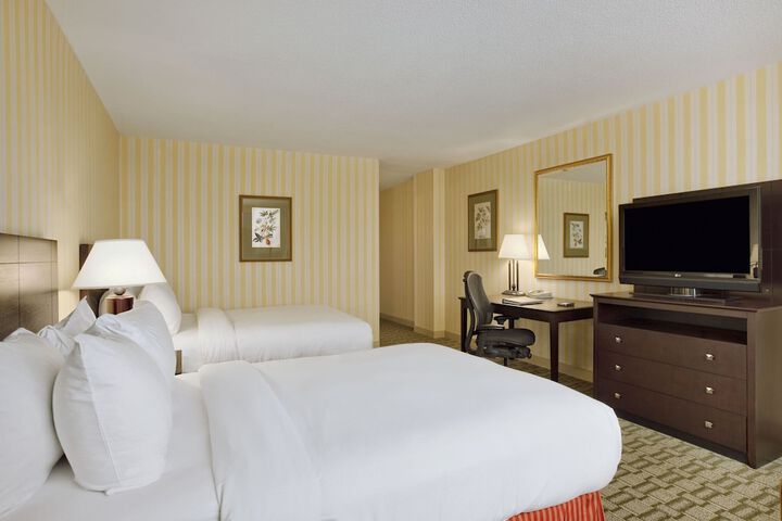 2 Queen Bed Mobility Hearing Accessible with Tub (4 of 7)