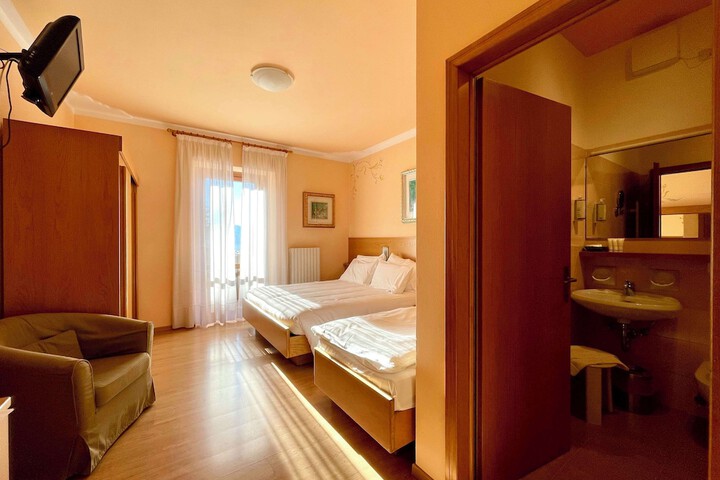 Room 27 of 107