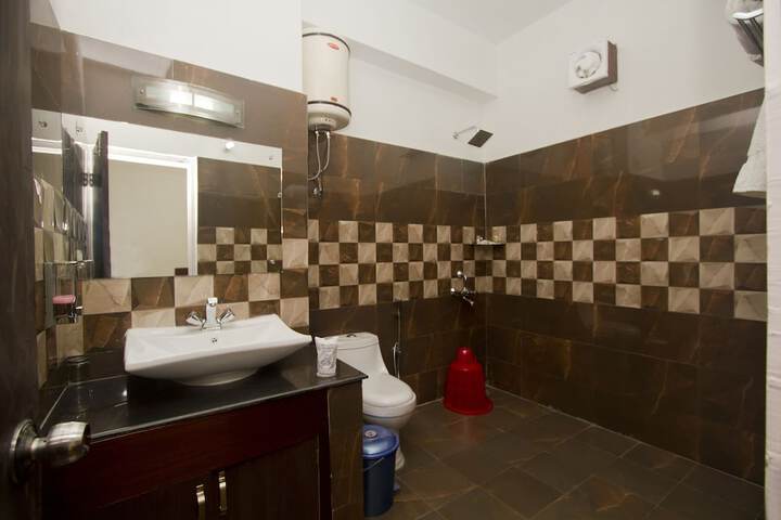 Room 33 of 64