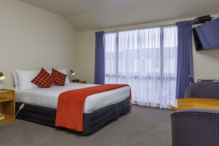 Room 10 of 32