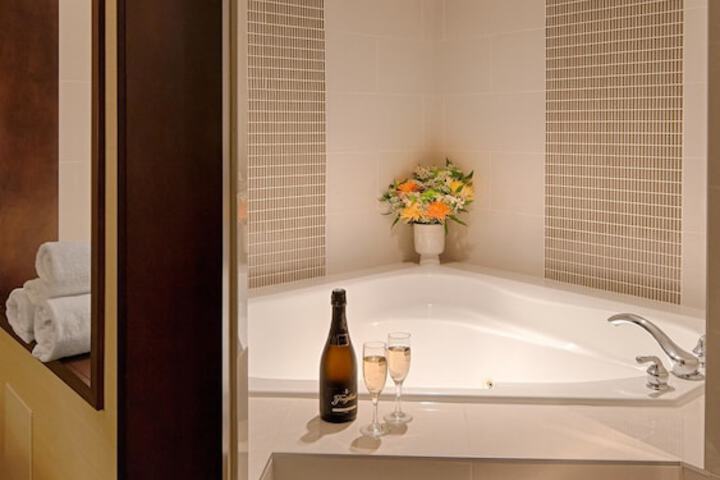 Deep soaking bathtub