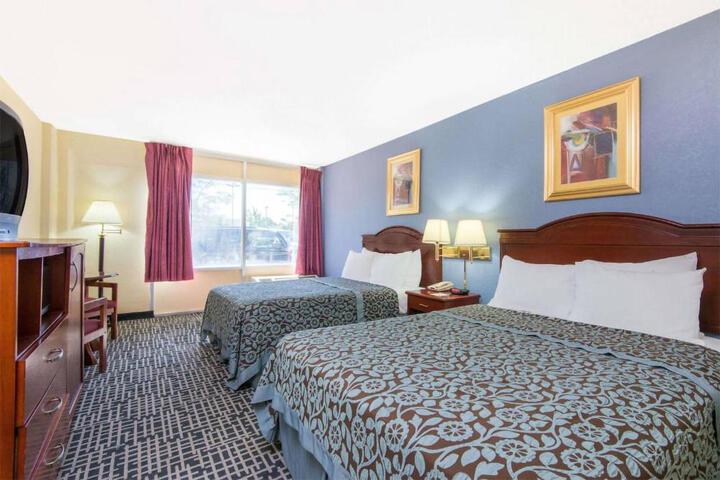 1 Queen Bed (5 of 6)