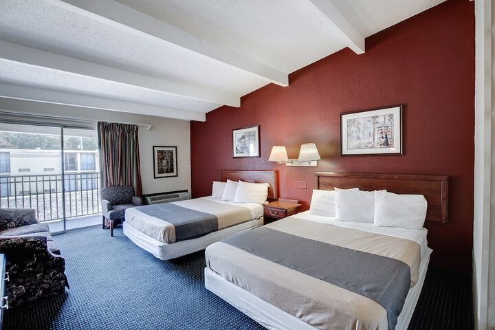 1 Queen Bed (3 of 6)
