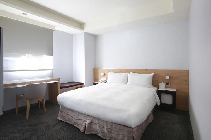 Room 5 of 145