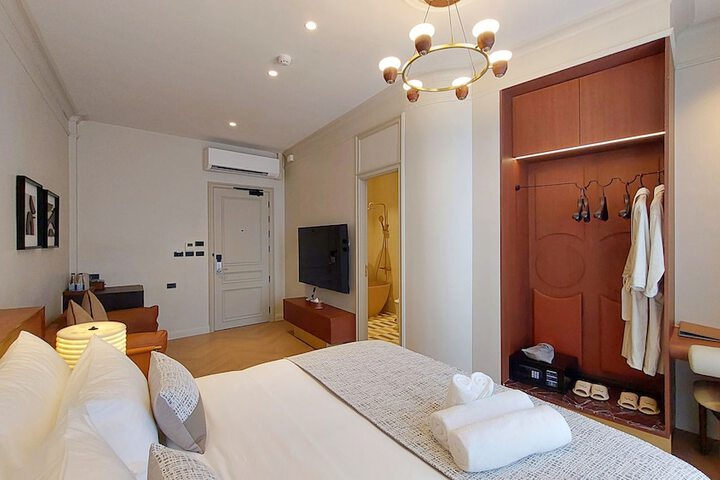 Room 16 of 40