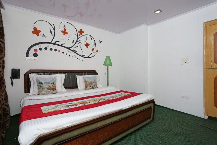 Room 13 of 16