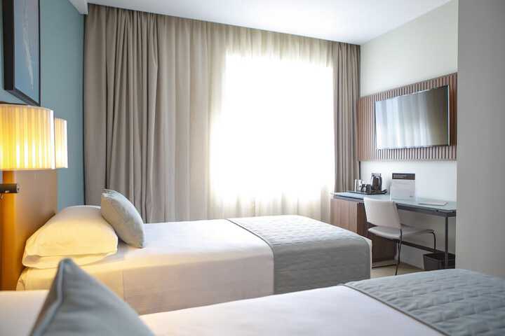 Room 32 of 202