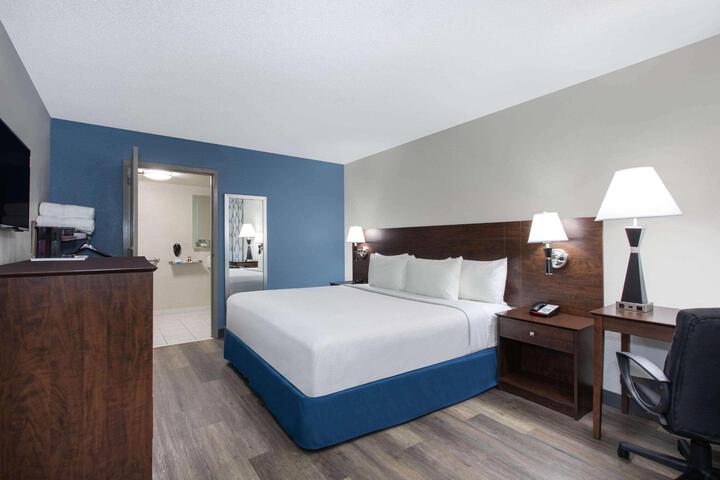 1 King Bed Accessible (3 of 10)