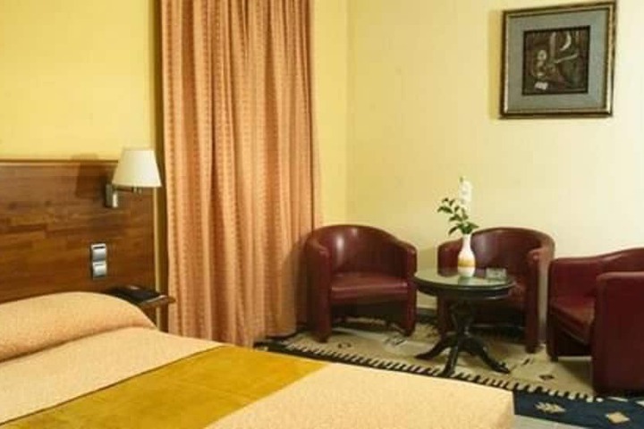 Room 10 of 32