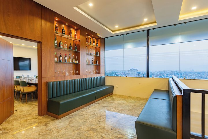 Lounge 106 of 126