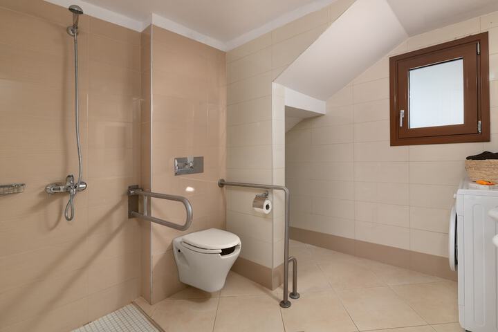 Room 16 of 33