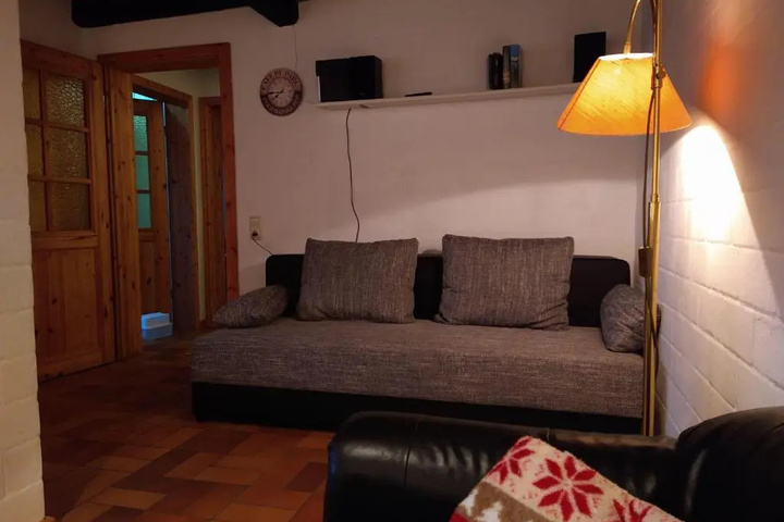 Room 2 of 10