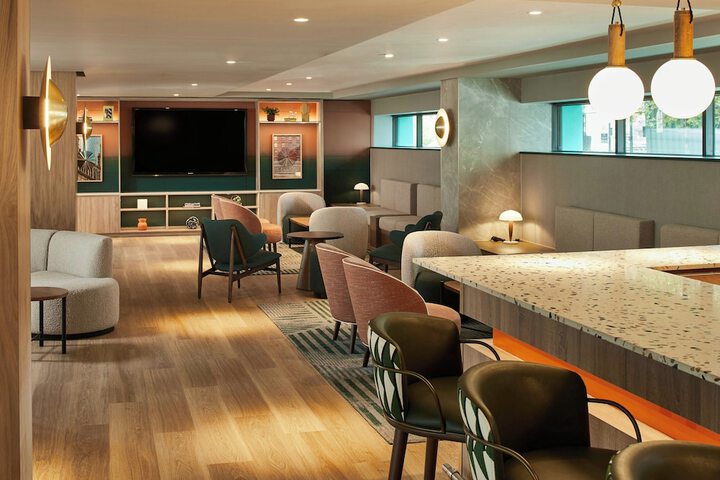 Lounge 56 of 82