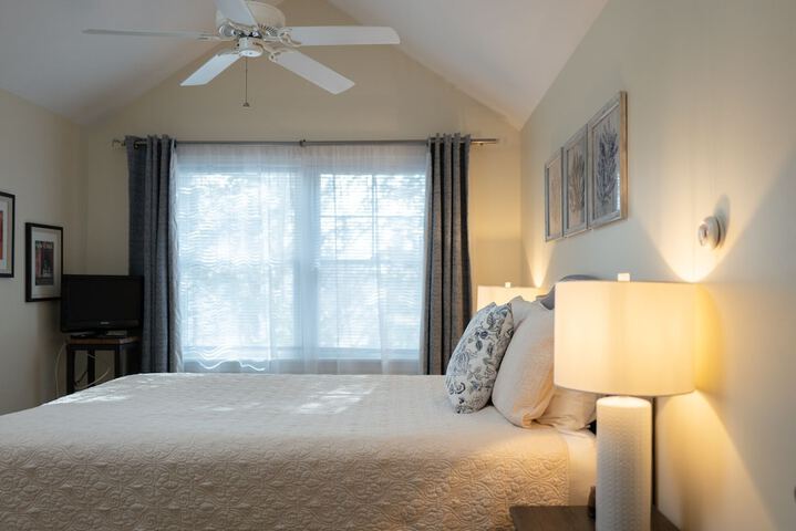 Deluxe Queen Bed (14 of 21)