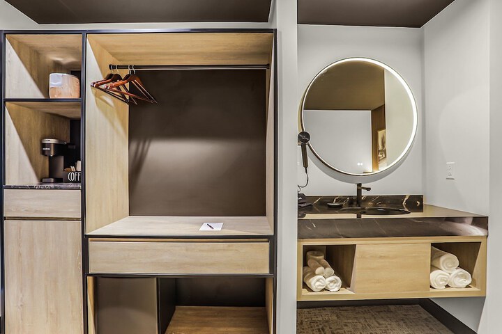 Deluxe Room 1 Queen Bed Mobility Accessible (5 of 26)