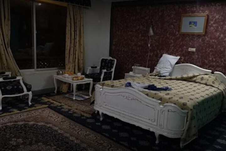 Room 7 of 18