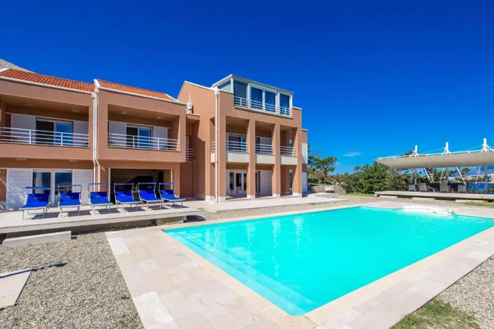 Pool 12 of 18