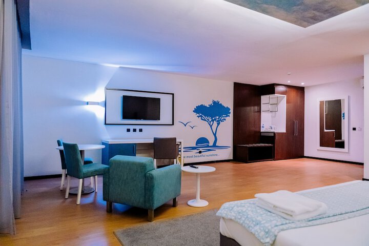 Room 4 of 32