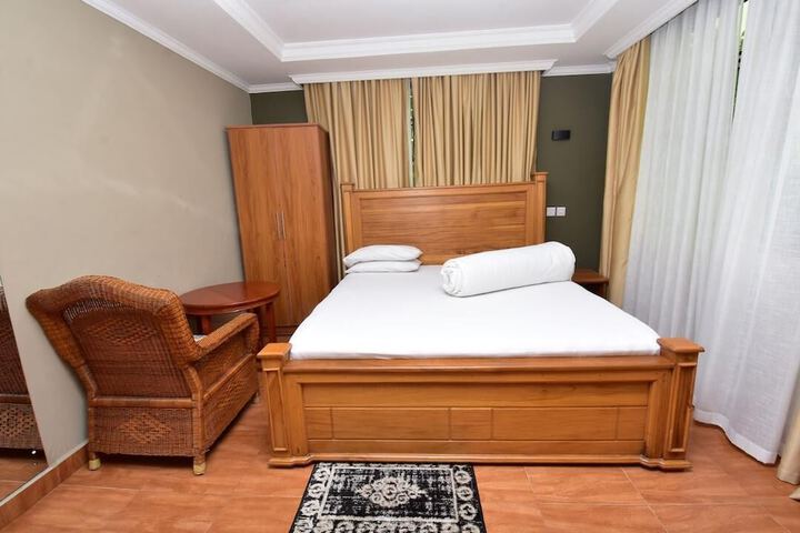Room 6 of 17