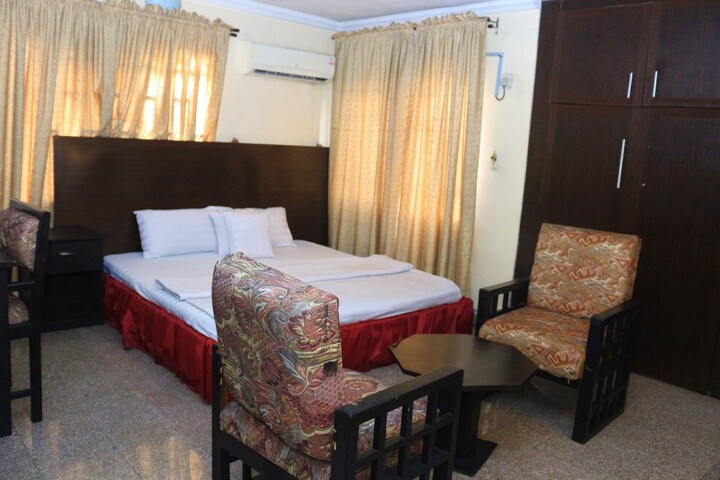 Room 13 of 32