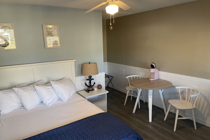 1 Queen Bed Lake View Lake Front Queen Room (8 of 11)