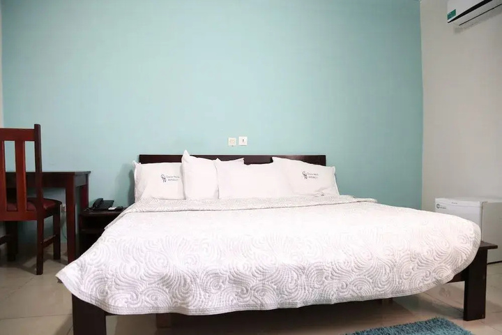 Room 4 of 25
