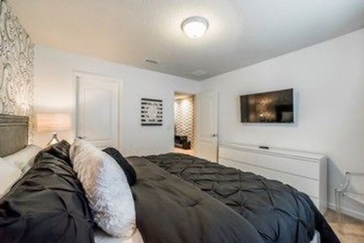 Room 6 of 32