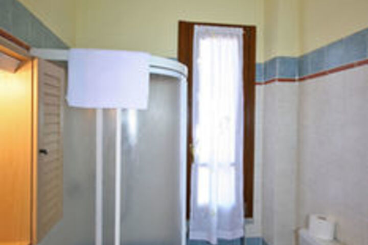 Room 5 of 68