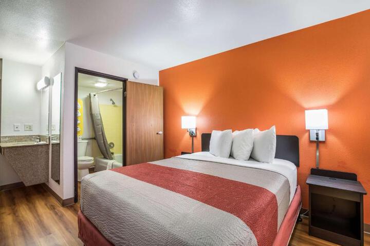 1 Queen Bed (4 of 10)